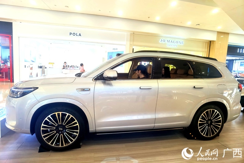  消費者在試駕汽車。人民網(wǎng)記者 陳燕攝