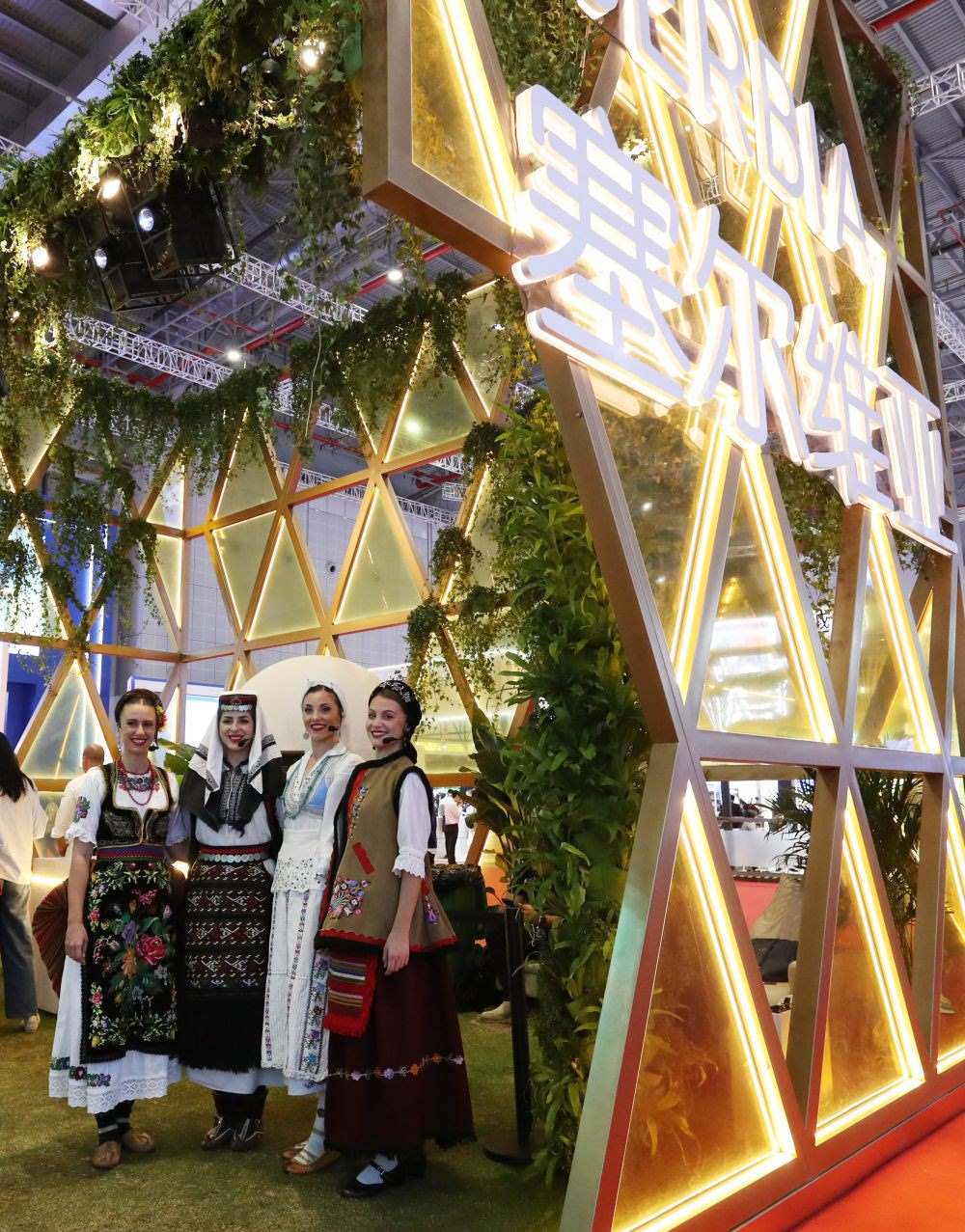 2023年11月6日，身著傳統(tǒng)服飾的演職人員在上海進(jìn)博會(huì)國家展塞爾維亞展臺(tái)迎接參觀者。第六屆進(jìn)博會(huì)國家展全面恢復(fù)線下舉辦，洪都拉斯、塞爾維亞、越南、南非、哈薩克斯坦作為本屆進(jìn)博會(huì)主賓國在國家展亮相。新華社記者 方喆 攝