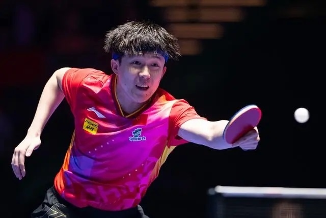 2024年4月15日，王楚欽在澳門世界杯比賽中回球。新華社記者 張金加攝