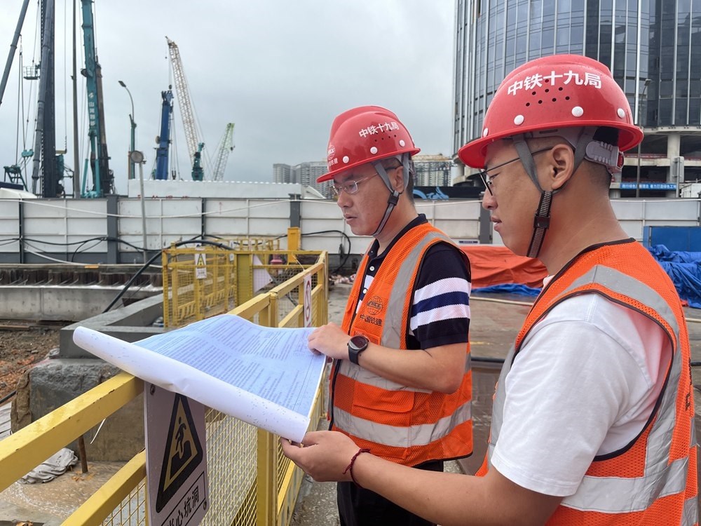 2024年4月26日，深圳市五一勞動(dòng)獎(jiǎng)?wù)芦@得者、中鐵十九局軌道公司項(xiàng)目副經(jīng)理夏荔（左）在穗莞深城際鐵路前皇段皇崗口岸站建設(shè)現(xiàn)場(chǎng)忙碌。新華社發(fā)