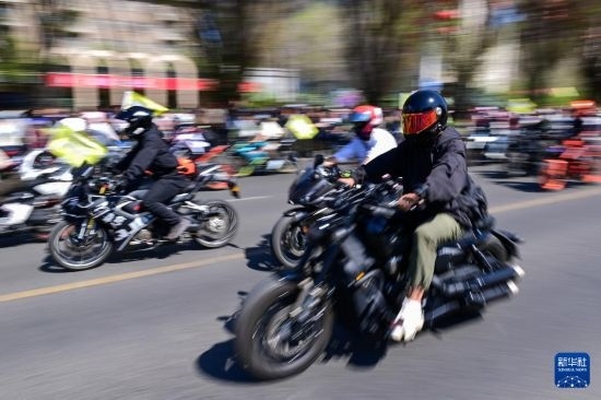 這是4月30日在新疆烏魯木齊市舉行的巡游活動(dòng)上拍攝的摩托機(jī)車(chē)方陣。