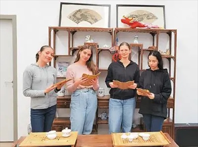 匈中雙語學(xué)校的學(xué)生胡靈月(左一)、宋智孝(右二)學(xué)習(xí)中國(guó)茶文化。