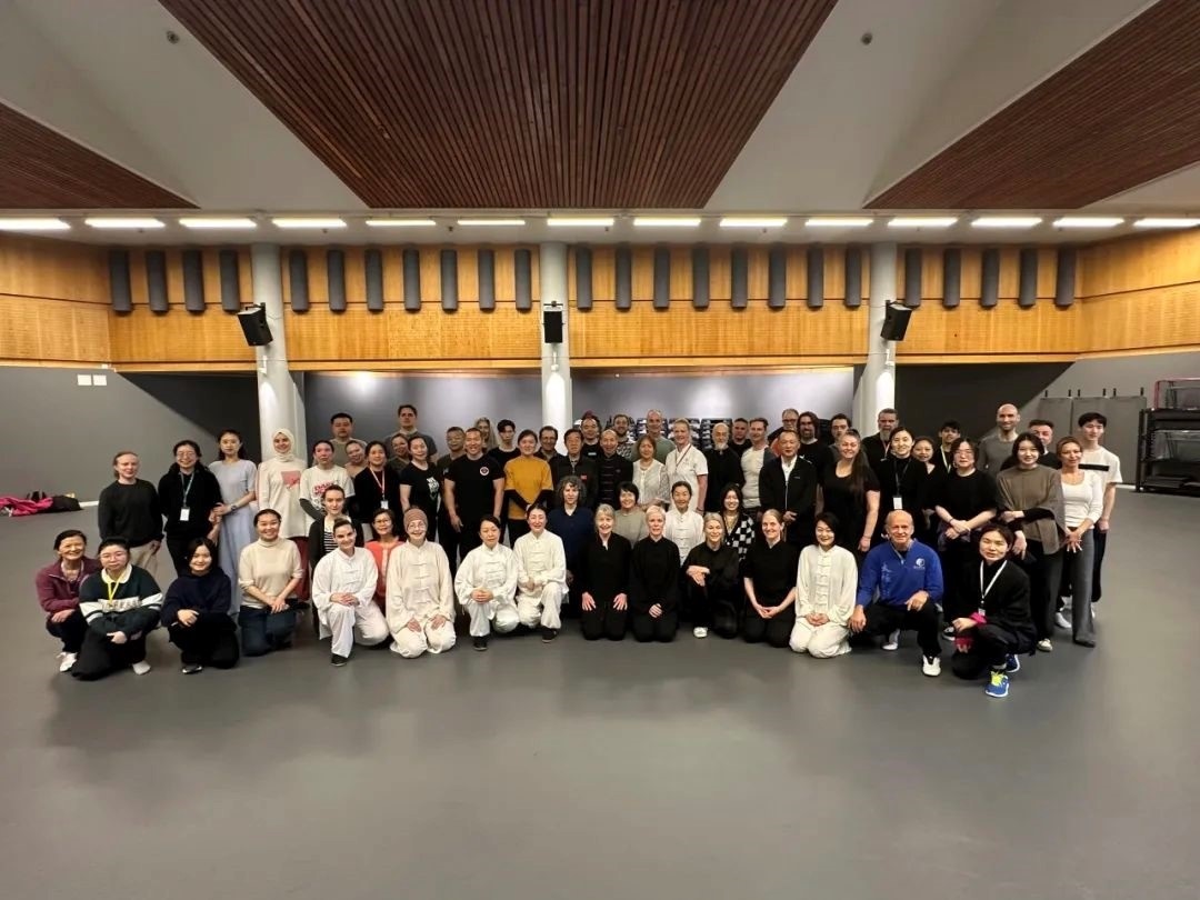 陳正雷老師與培訓(xùn)班全體學(xué)員合影留念。斯德哥爾摩中國文化中心供圖