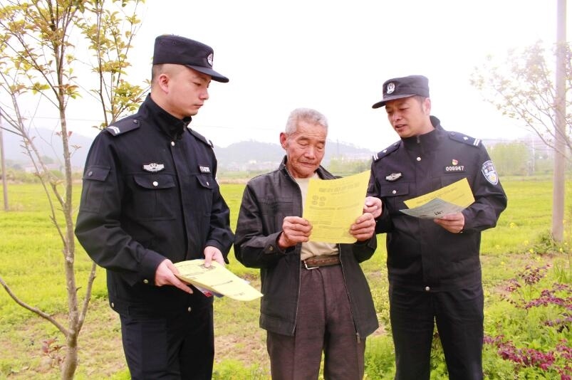 向村民宣傳反詐知識(shí)。