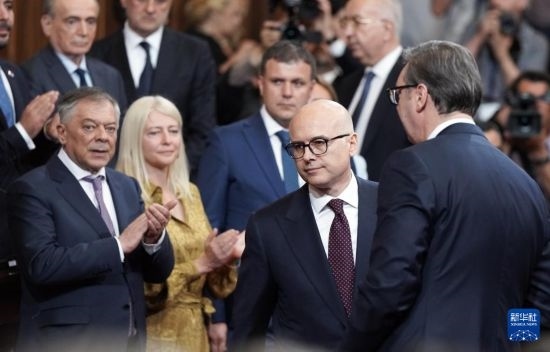  5月2日，在塞爾維亞貝爾格萊德，新一任政府總理武切維奇（中）出席就職儀式。新華社發(fā)（普雷德拉格·米洛薩夫列維奇攝）