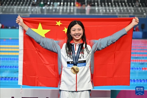 2024年2月13日，2024年世界游泳錦標(biāo)賽游泳項目女子100米蛙泳決賽在卡塔爾多哈舉行。圖為冠軍中國選手唐錢婷在頒獎儀式后慶祝。新華社記者 薛宇舸 攝