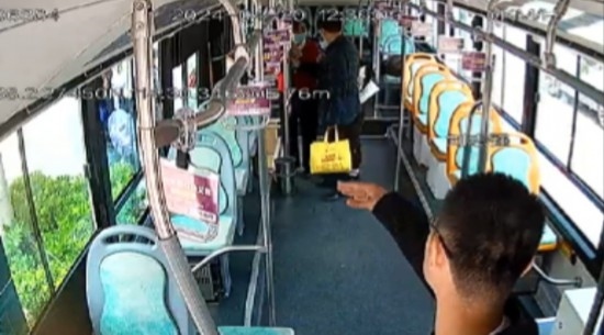 公交車上他一聲大吼！魏杰，好樣的！