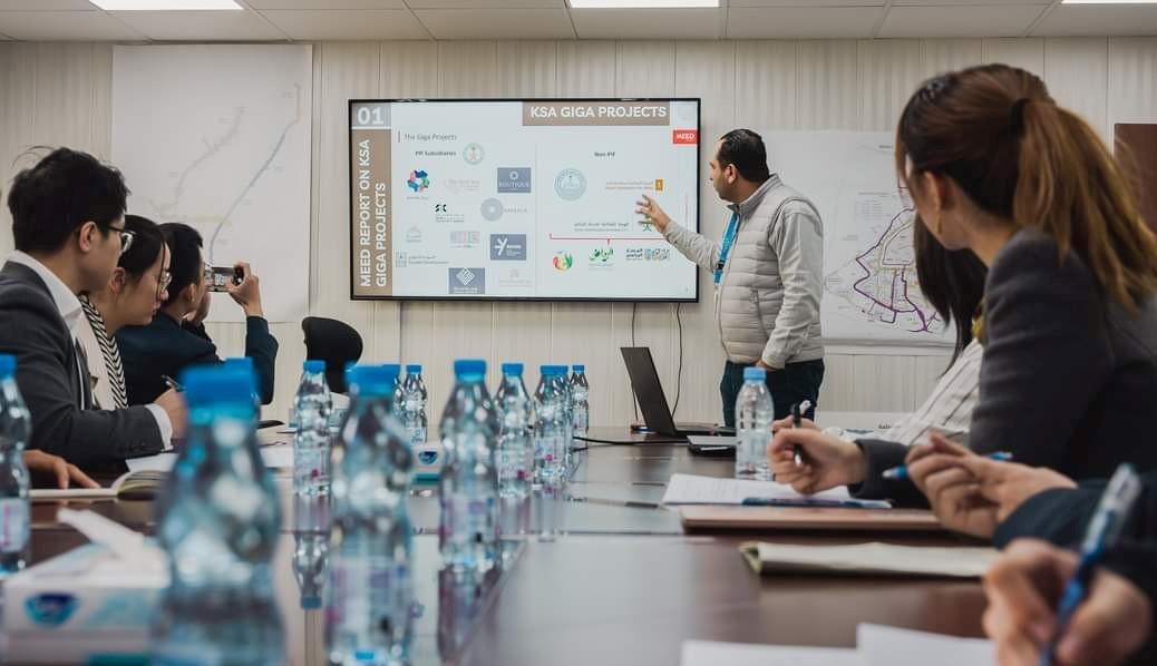 德亞（右三）在和員工開(kāi)會(huì)。中建中東沙特分公司供圖