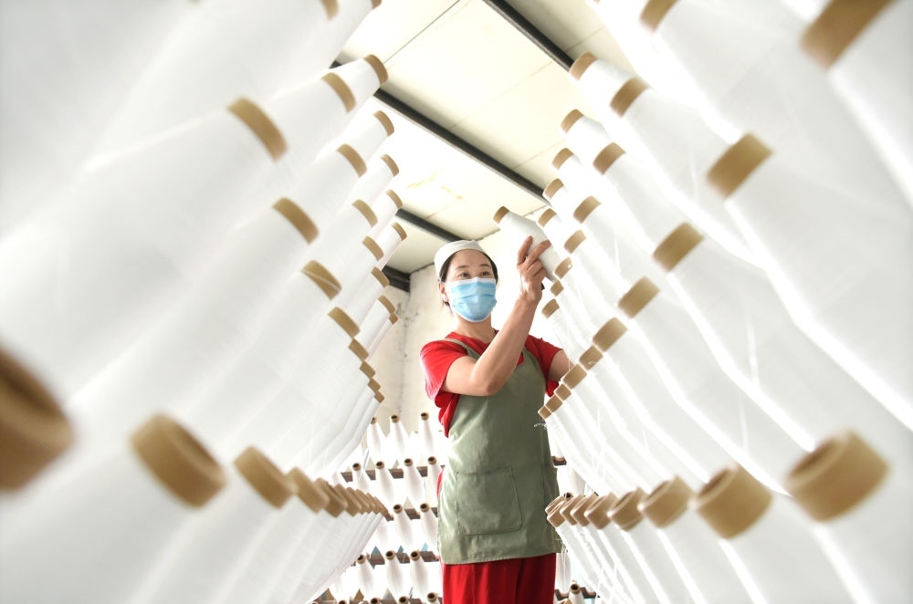 2024年5月1日，工人在山東省淄博市沂源縣悅莊工業(yè)園一玻纖企業(yè)整理加工的產(chǎn)品。新華社發(fā)（趙東山攝）