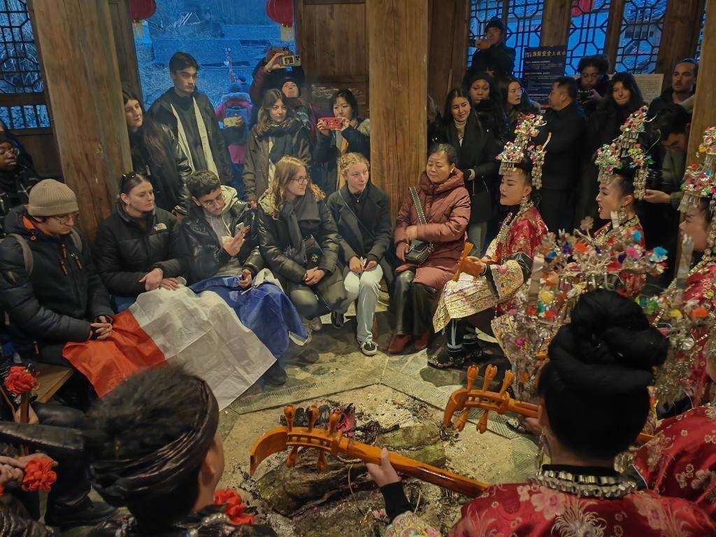 法國青年在榕江體驗(yàn)民俗文化。新華社記者 羅羽 攝