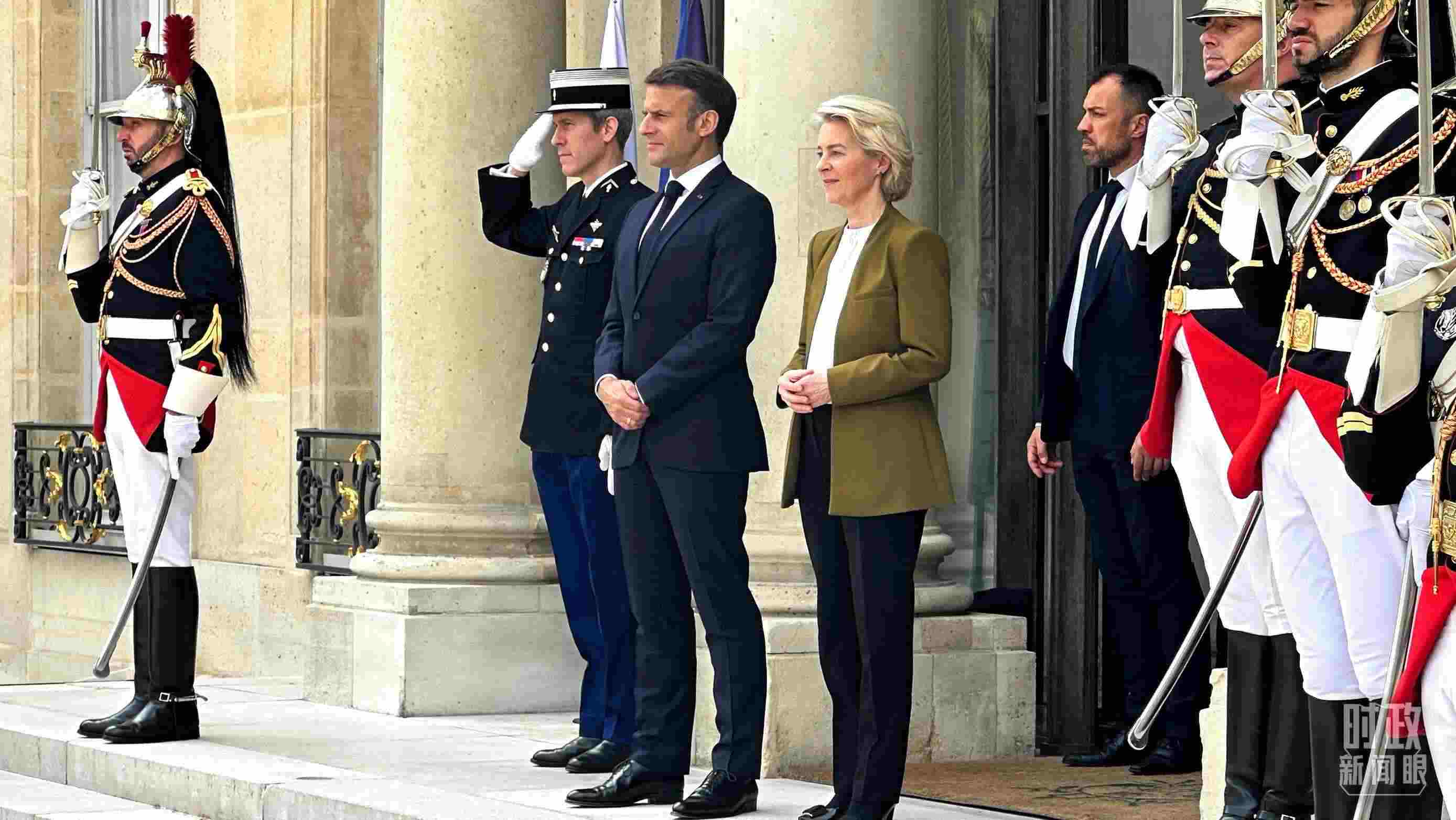 △中法歐領(lǐng)導(dǎo)人三方會晤后，馬克龍總統(tǒng)和馮德萊恩主席將習(xí)主席送至上車處。（總臺央視記者關(guān)舟拍攝）