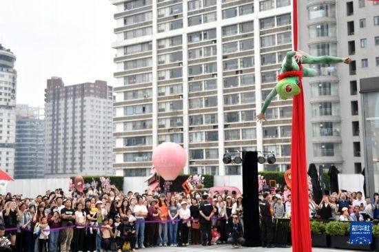 5月7日，演員在長(zhǎng)沙國(guó)金中心表演木偶劇。新華社記者 陳振海 攝