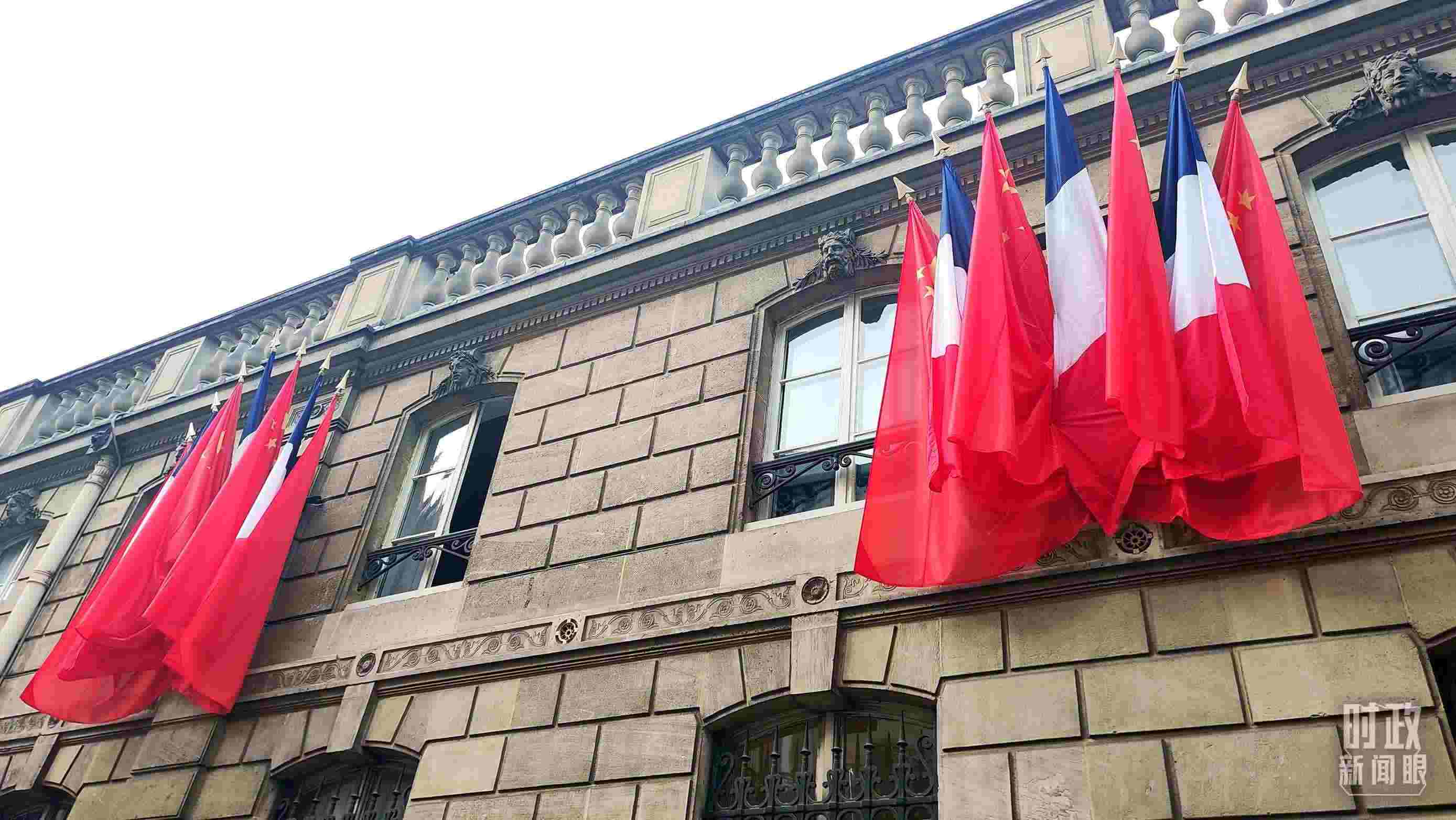 △中法歐領(lǐng)導(dǎo)人三方會晤地點——愛麗舍宮懸掛中法兩國國旗。（總臺央視記者劉琦拍攝）