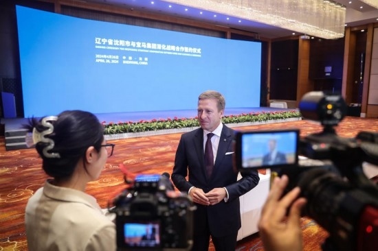 4月26日，寶馬集團(tuán)董事長(zhǎng)齊普策接受采訪。新華社記者 潘昱龍 攝