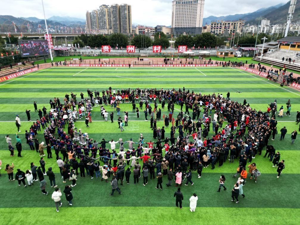 比賽結(jié)束后，兩隊(duì)隊(duì)員、親友團(tuán)和大批觀眾手拉手跳起侗族舞蹈。新華社發(fā)（王炳真攝）