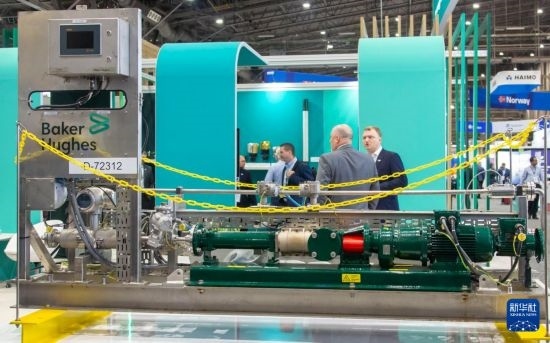 這是5月6日在美國(guó)休斯敦國(guó)際海洋油氣技術(shù)大會(huì)及設(shè)備展上拍攝的展示的裝備。新華社發(fā)（勞承躍攝）
