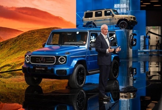 4月25日，在北京中國(guó)國(guó)際展覽中心順義館舉行的2024北京車展上，梅賽德斯—奔馳集團(tuán)股份公司董事會(huì)成員唐仕凱介紹梅賽德斯—奔馳純電G級(jí)越野車。新華社記者 才揚(yáng) 攝