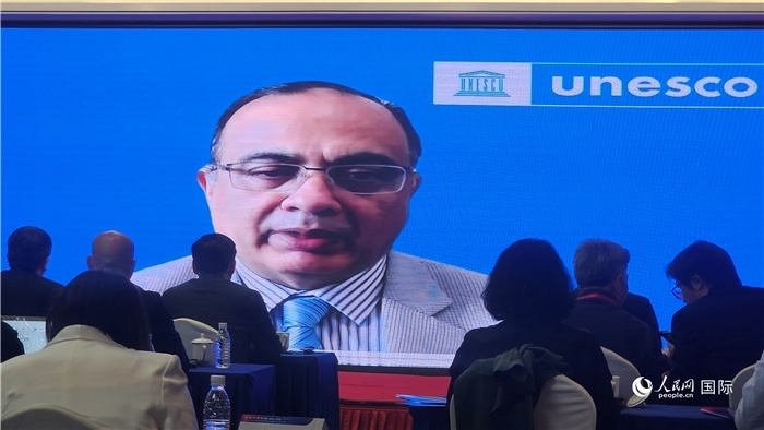 聯(lián)合國(guó)教科文組織駐華代表處代表夏澤翰通過(guò)視頻致辭。人民網(wǎng)記者 萬(wàn)宇攝
