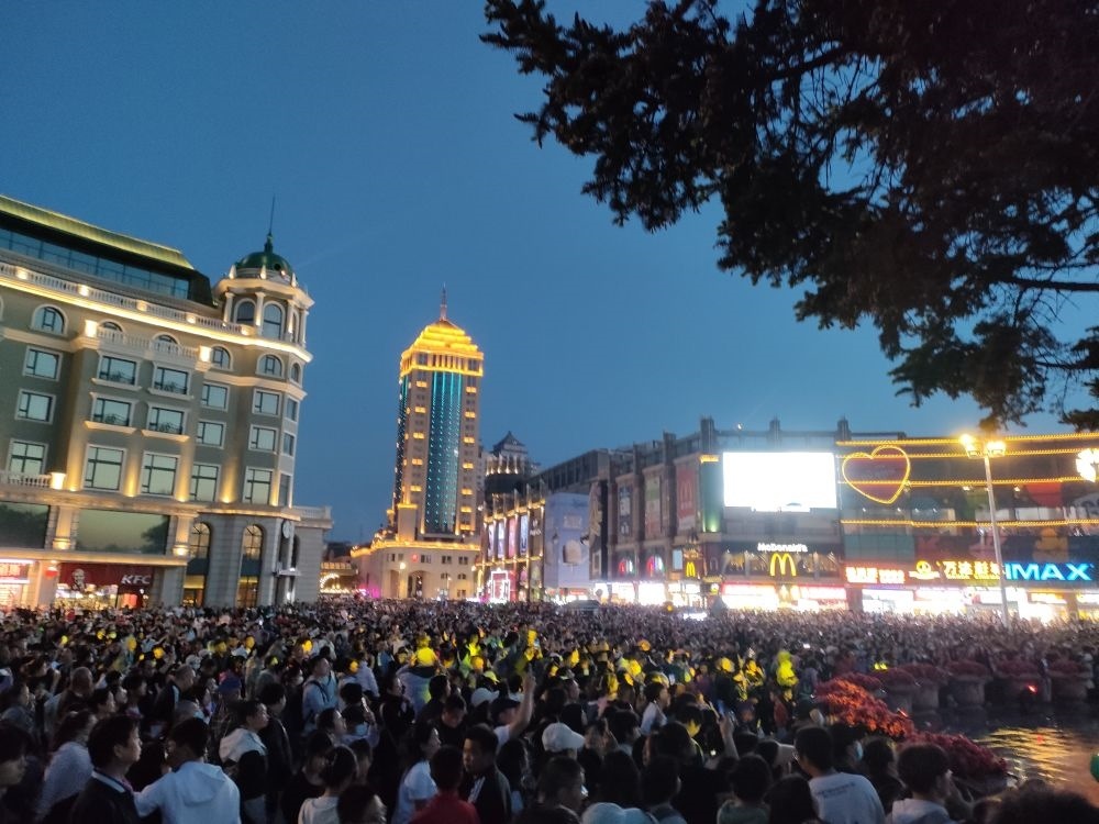 “五一”假期，哈爾濱松花江畔游人如織（2024年5月2日攝）。新華社記者 朱悅 攝