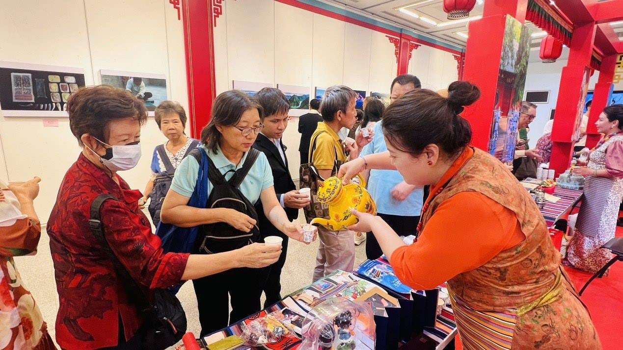 觀眾爭相體驗酥油茶。曼谷中國文化中心供圖