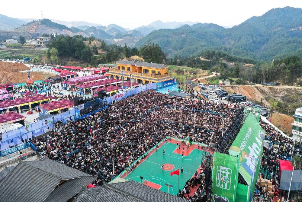 貴州省臺(tái)江縣舉辦的2024年“村BA”球王爭(zhēng)霸賽現(xiàn)場(chǎng)（2024年3月22日攝，無(wú)人機(jī)照片）。新華社記者 楊文斌 攝