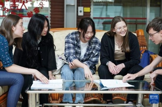 4月28日，宋智孝（右二）和胡靈月（左一）在北京首都師范大學(xué)校園內(nèi)與同學(xué)交流。新華社記者 彭子洋 攝