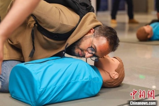 5月9日，留學(xué)生利用假人道具練習(xí)心肺復(fù)蘇技巧。張鷹 攝