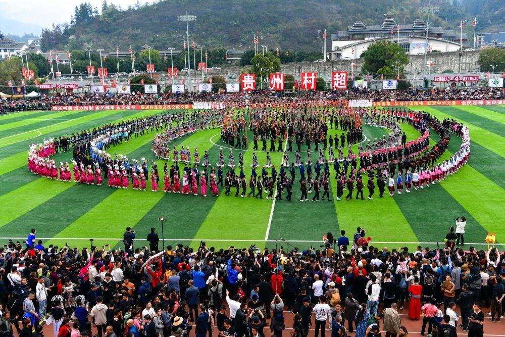 演員在貴州省榕江縣舉辦的2024年第二屆貴州“村超”總決賽開(kāi)幕式上表演節(jié)目（2024年3月16日攝）。新華社記者 楊文斌 攝