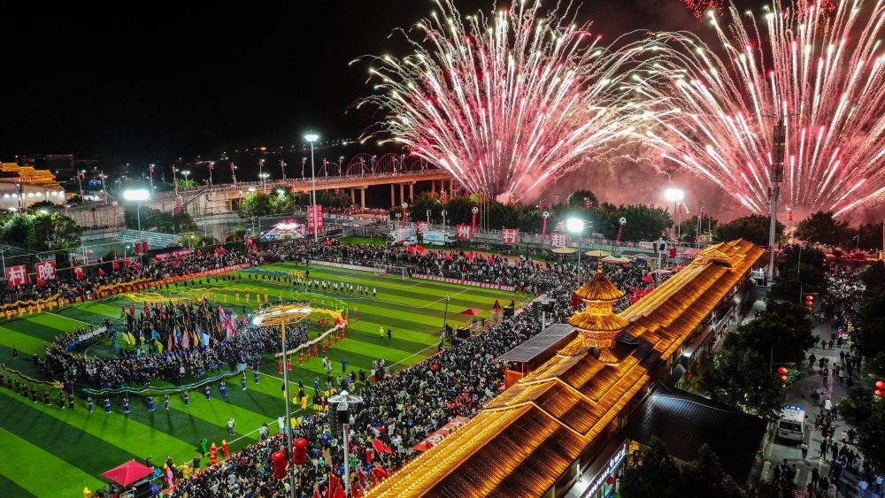 在貴州省榕江縣舉行的2024全國(guó)“村晚”示范展示活動(dòng)暨貴州“村超村晚”活動(dòng)中，音樂(lè)煙花秀精彩上演（2024年2月3日攝，無(wú)人機(jī)照片）。新華社記者 劉續(xù) 攝