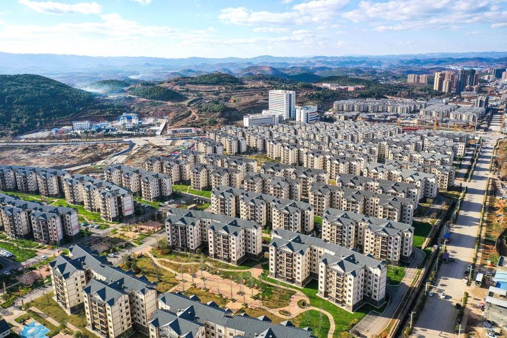 貴州省威寧縣五里崗街道朝陽(yáng)新城易地扶貧搬遷安置小區(qū)（2021年11月28日攝，無(wú)人機(jī)照片）。新華社記者 楊文斌 攝