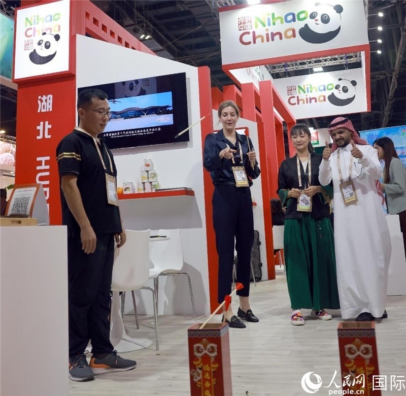 觀眾在參與投壺游戲。人民網(wǎng)記者管克江攝