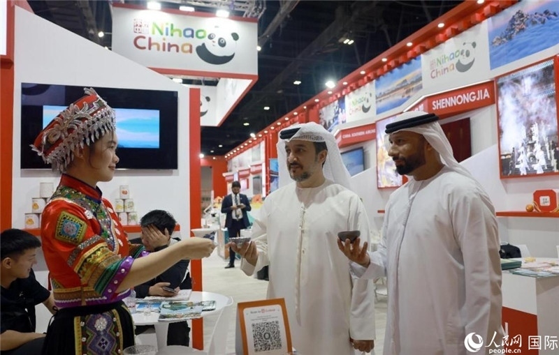 兩名阿聯(lián)酋觀眾在品嘗湖北名茶。人民網(wǎng)記者管克江攝