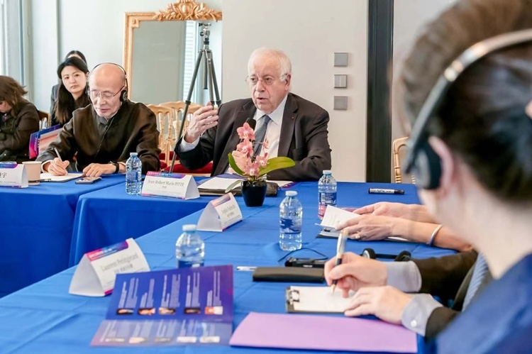 法蘭西科學(xué)院副院長、巴黎地理學(xué)會(huì)主席讓-羅伯特·馬里·皮特先生發(fā)言（圖片：中國傳媒大學(xué)