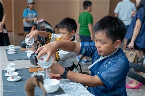 新加坡孩子們在活動現(xiàn)場體驗學(xué)習(xí)茶藝。新加坡中國文化中心供圖