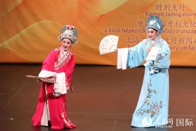 “玉蘭花開·魅力上?！弊哌M布達佩斯。葉辰亮攝