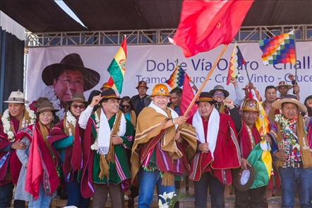 奧魯羅公路項(xiàng)目開工儀式現(xiàn)場，?？偨y(tǒng)路易斯·阿爾塞宣布項(xiàng)目開工。中國中鐵供圖