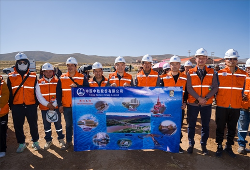 奧魯羅公路項(xiàng)目開工儀式現(xiàn)場，中國中鐵員工代表合影。中國中鐵供圖