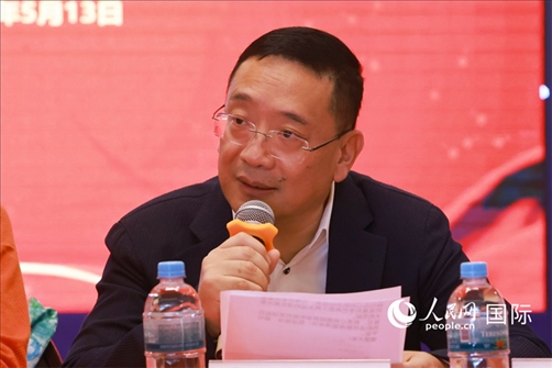 巴西文協(xié)主席上官建峰在座談會上致辭。人民網(wǎng)記者 陳海琪攝