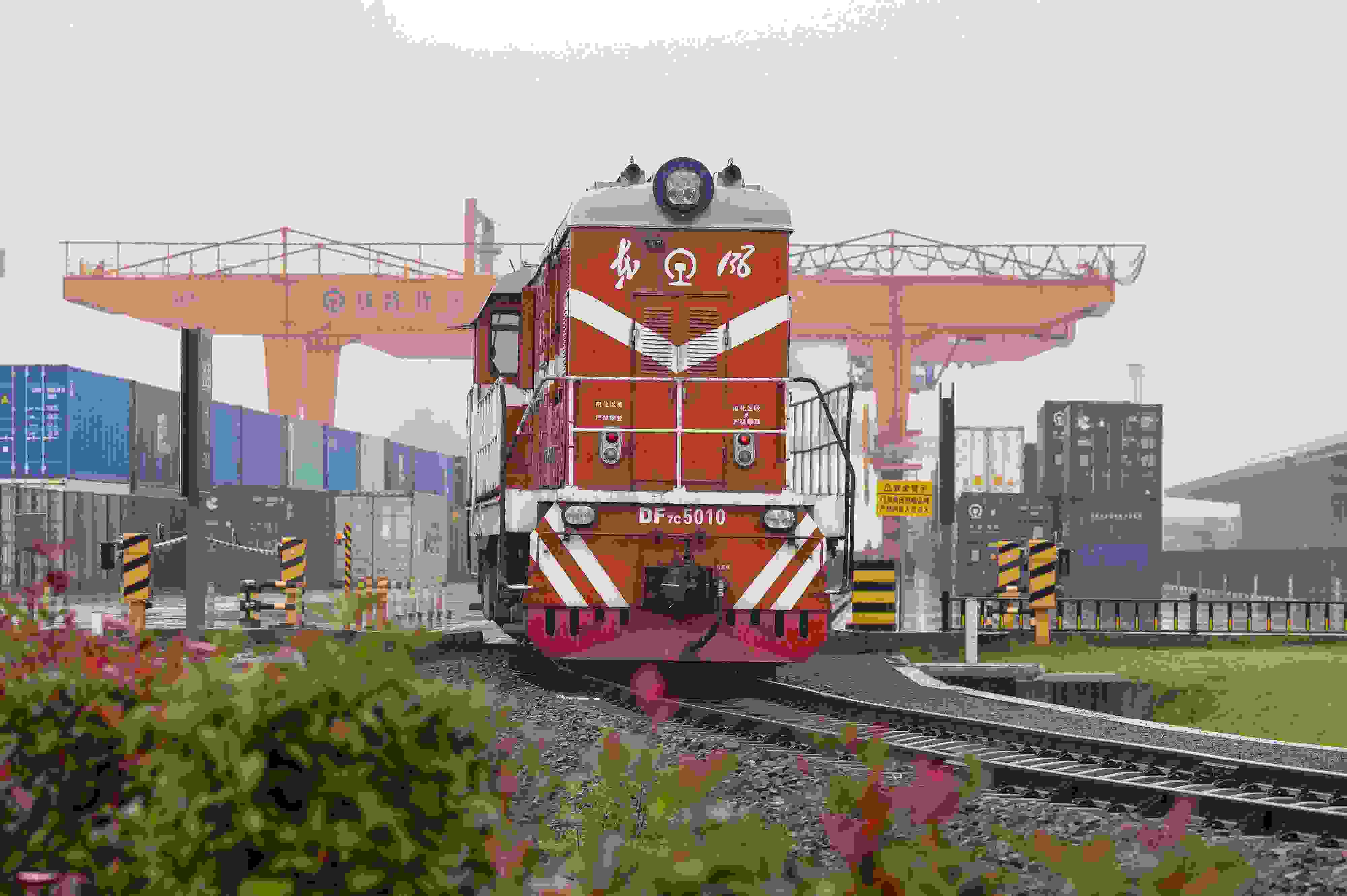 2024年5月5日，“五一”假期最后一天。在浙江省金華市金東區(qū)鐵路金華南站，一列滿載110標(biāo)箱的中歐班列緩緩啟程駛往匈牙利。