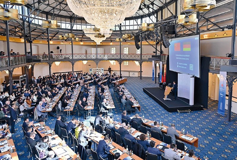 2024“投資中國”系列活動德國專場4月5日在巴登—符滕堡州首府斯圖加特市舉行，活動吸引德國工商界代表超300人參加。圖為當(dāng)日拍攝的活動現(xiàn)場。 新華社記者 任鵬飛/攝