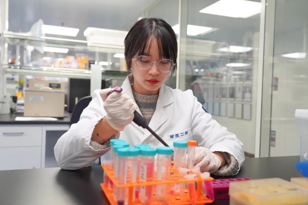 倪楚君在實驗中。浙江大學(xué)供圖