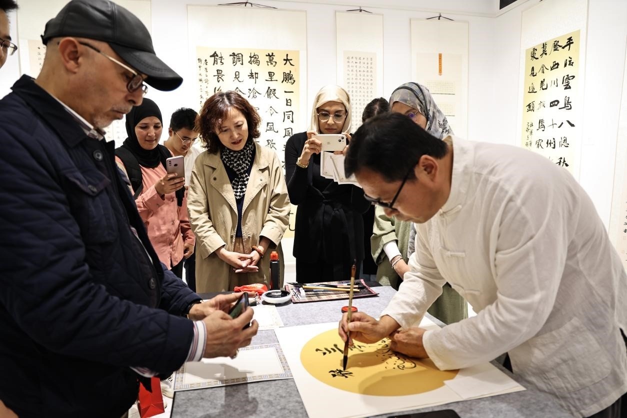 中摩書法老師在共同創(chuàng)作。拉巴特中國文化中心供圖