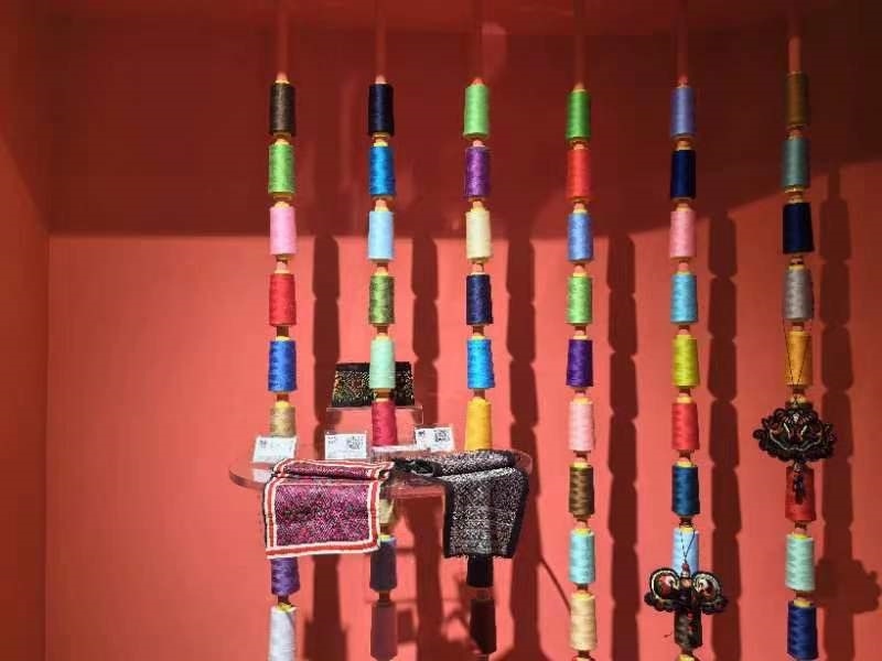 貴州省民族博物館內(nèi)展示的色彩斑斕的苗繡原材料及繡片（2024年4月27日攝）。新華社記者 楊欣 攝