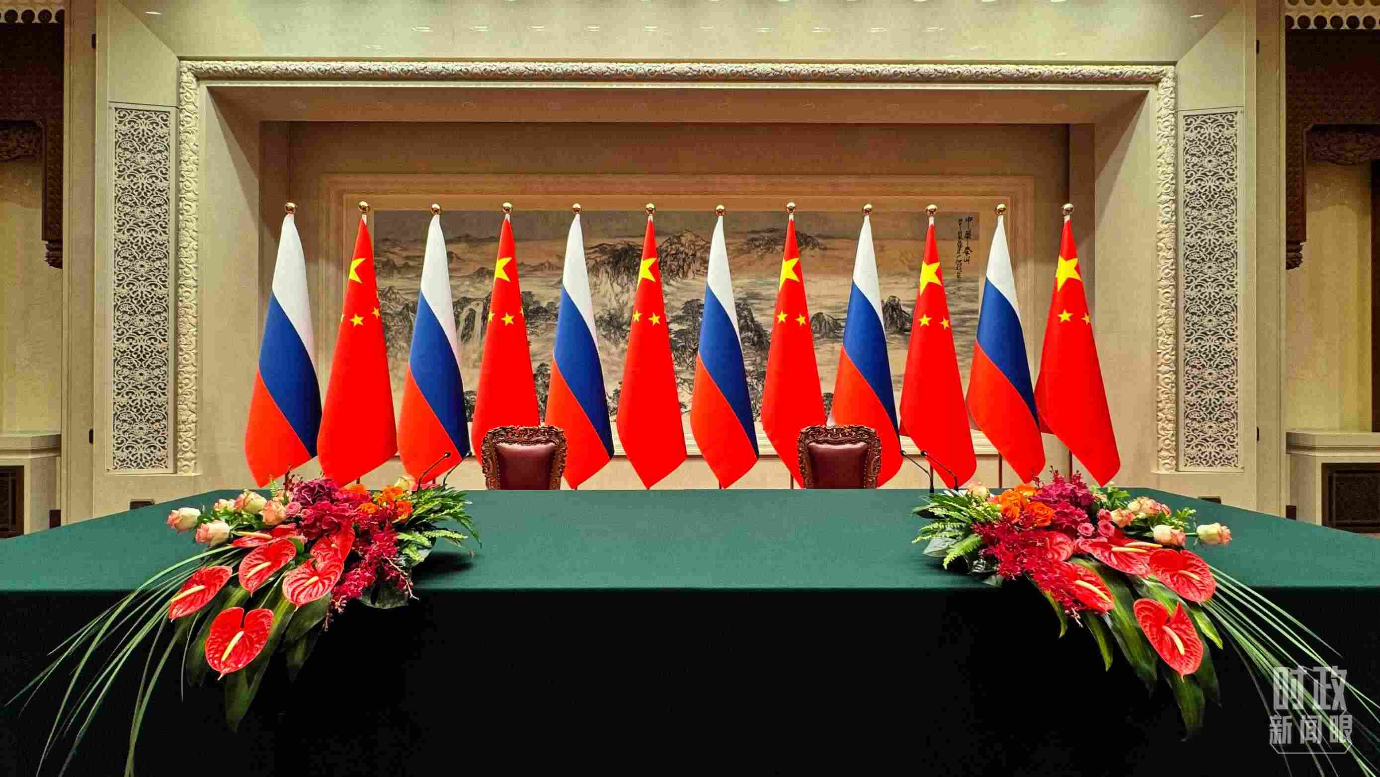 △會談后，中俄兩國元首出席簽字儀式并共見記者，這是開始前的現(xiàn)場。（總臺央視記者李增仁拍攝）