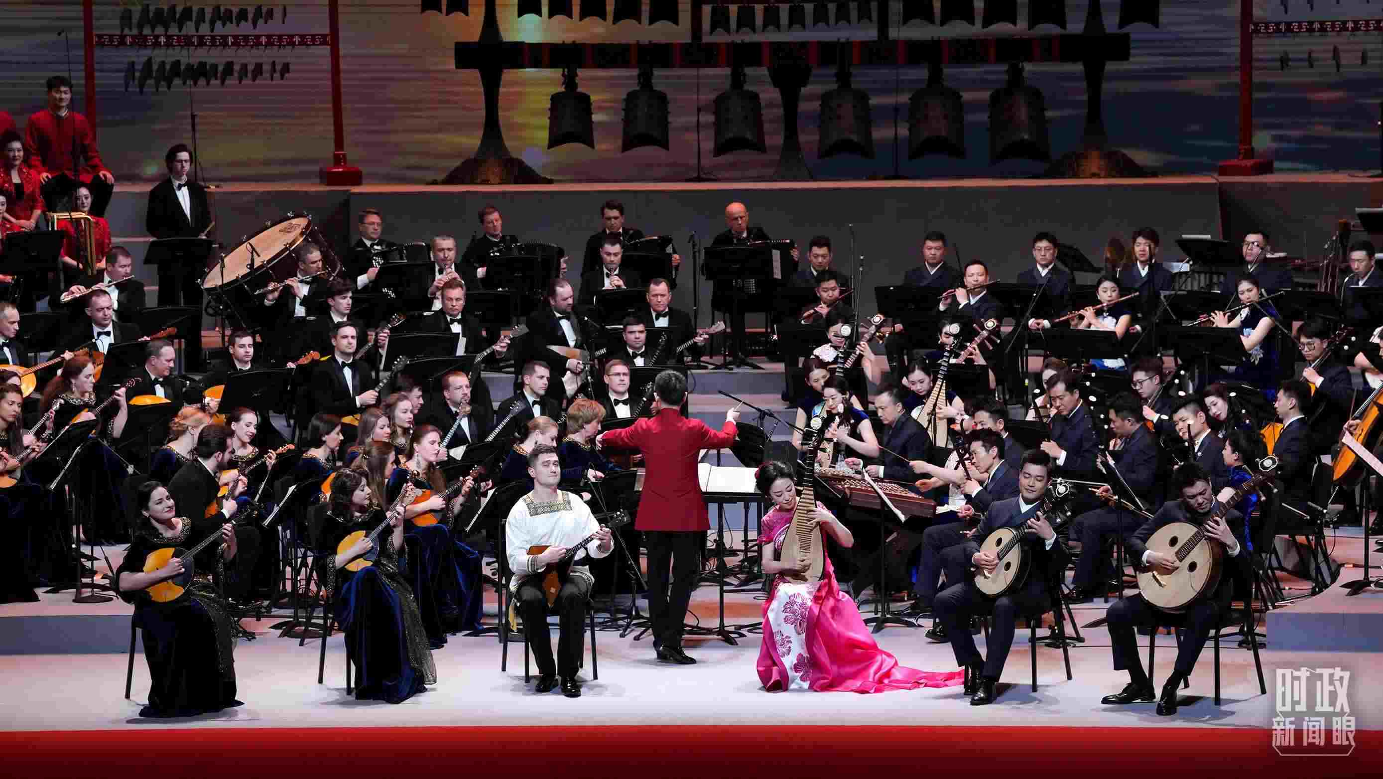 △前來參加音樂會的中俄藝術(shù)家匯聚一堂。（總臺央視記者李增仁、國廣記者李晉拍攝）