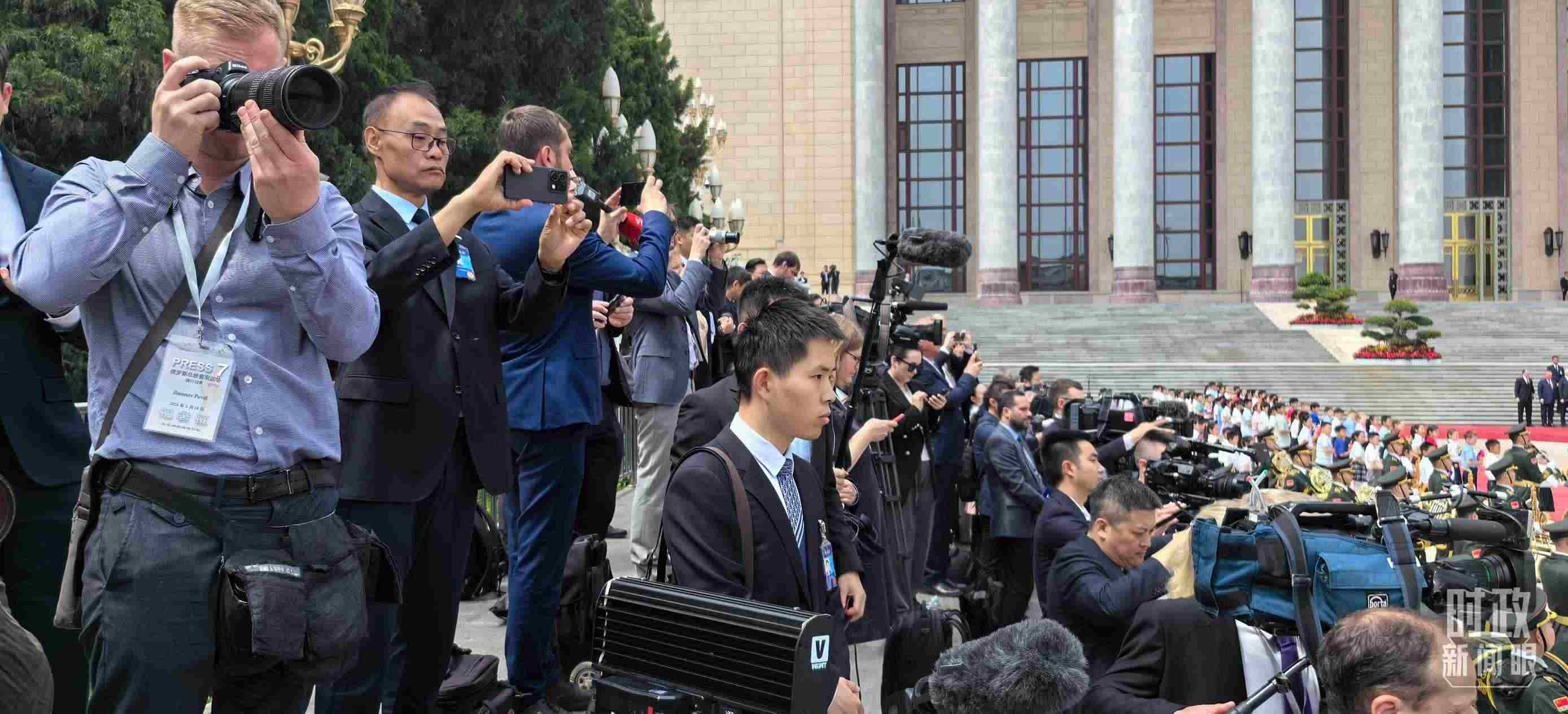 △當(dāng)天參與現(xiàn)場報道的中外記者。（總臺央視記者楊波、王子杭拍攝）