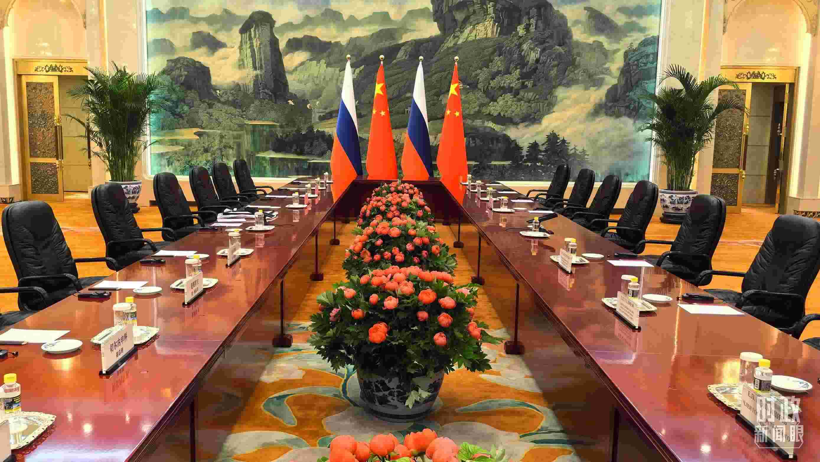 △中俄兩國元首首先舉行小范圍會談，這是會談開始前的現(xiàn)場。（總臺央視記者鄂介甫拍攝）