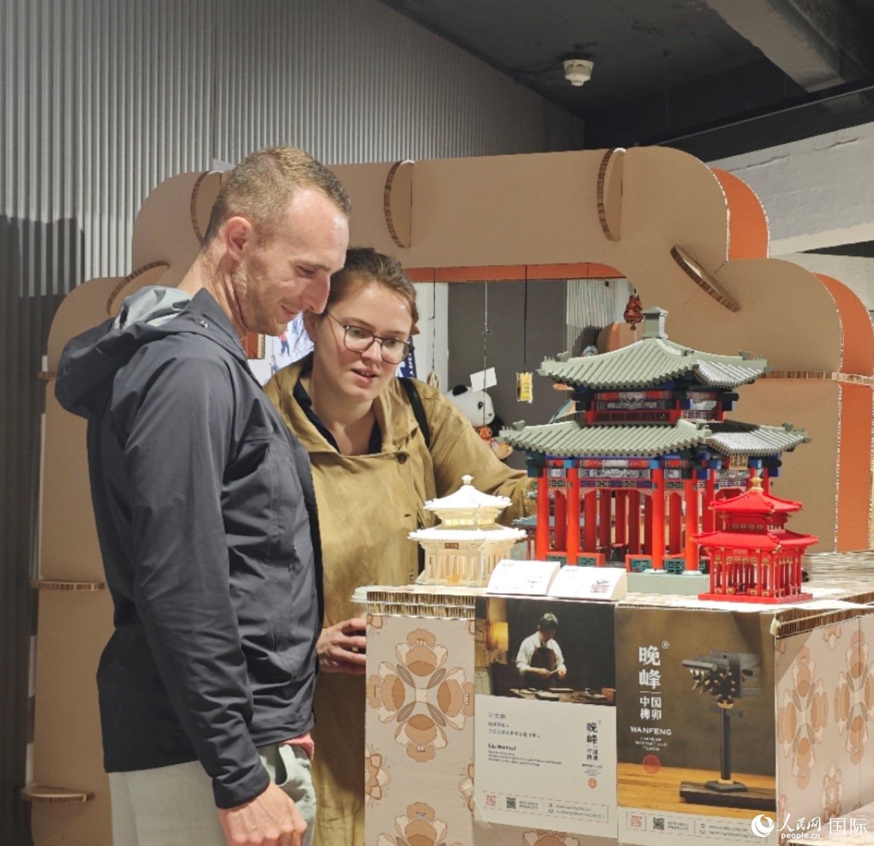 英國觀眾在欣賞中國傳統(tǒng)榫卯結(jié)構(gòu)建筑模型。邢雪攝