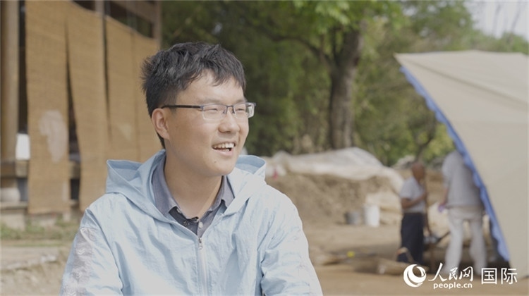 四川省文物考古研究院館員許丹陽接受人民網(wǎng)采訪。人民網(wǎng)記者 張榮攝