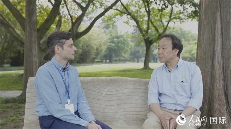 三星堆博物館館長雷雨接受人民網(wǎng)采訪。人民網(wǎng)記者 張榮攝